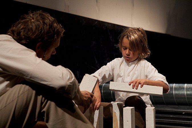 Martin Schepers - Opfer - Das Opfer nach Andrei Tarkowsky, Garage X, Wien, 2012. Inszenierung Philipp Hauß, Musik Sergej Newski 